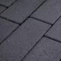 Плитка тротуарная супер черного цвета на сером цементе