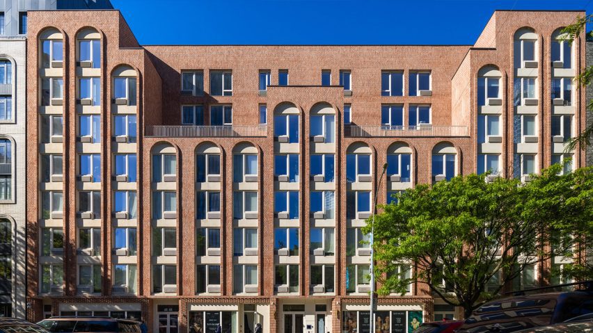 Кирпичный фасад дома 540 Atlantic Avenue в Бруклине с арочными окнами и синим небом